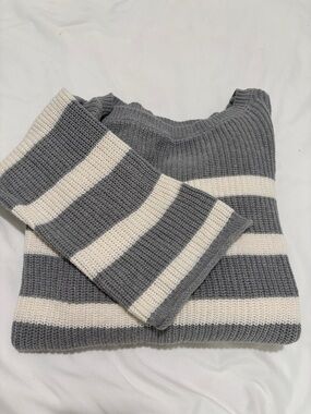 SO Gray & Cream Ribbed Knit Sweater